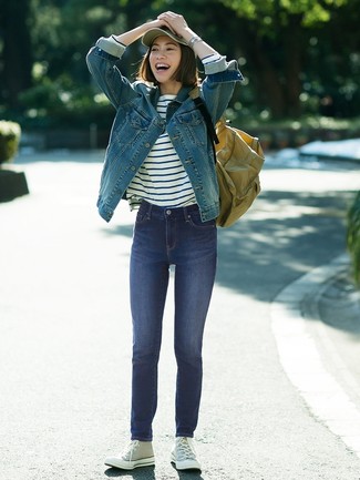 Как носить джинсовую куртку с высокими кедами женщине