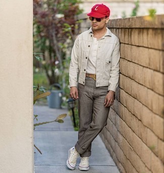 Как носить джинсовую куртку с высокими кедами мужчине