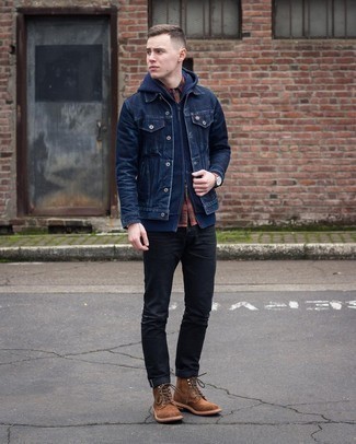 Как носить джинсовую куртку с худи мужчине
