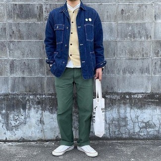 Как носить джинсовую куртку с низкими кедами мужчине