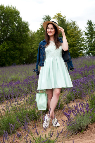 Как носить джинсовую куртку с низкими кедами женщине