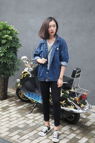 Как носить джинсовую куртку с низкими кедами женщине