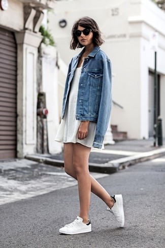 Как носить джинсовую куртку с низкими кедами женщине