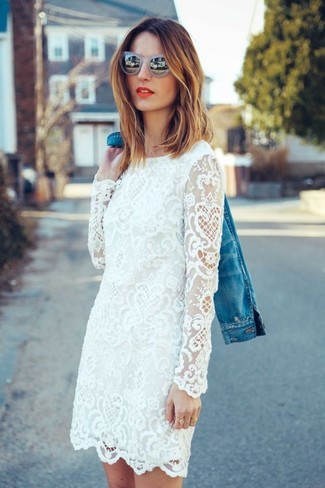 Как носить джинсовую куртку с платьем прямого кроя