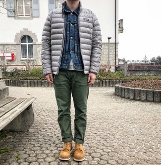 Как носить джинсовую куртку с свитшотем мужчине