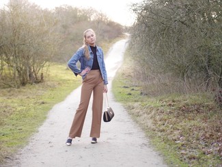 Как носить джинсовую куртку с водолазкой женщине