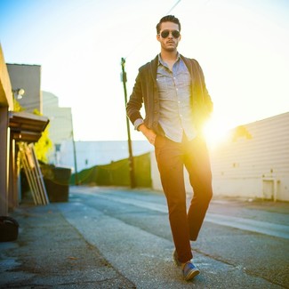 С чем носить джинсовые низкие кеды мужчине