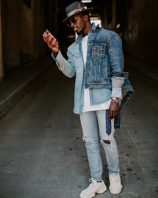 Как носить джинсовую рубашку с кроссовками мужчине