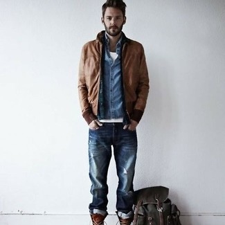 Как носить джинсовую рубашку с бомбером мужчине