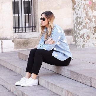 Как носить джинсовую рубашку с низкими кедами женщине