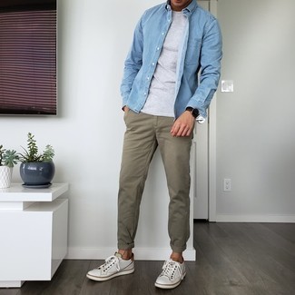 Как носить джинсовую рубашку с низкими кедами мужчине