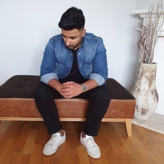 Как носить джинсовую рубашку с низкими кедами мужчине