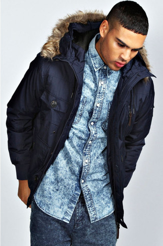 Как носить джинсовую рубашку с паркой мужчине