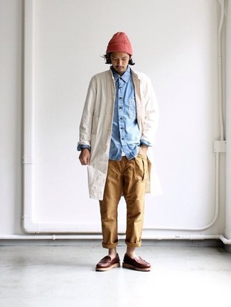 Как носить джинсовую рубашку с дождевиком мужчине