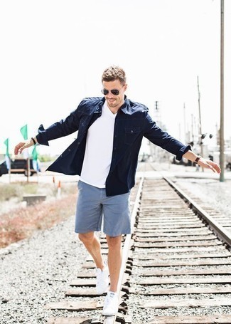 Как носить джинсовую рубашку с шортами мужчине