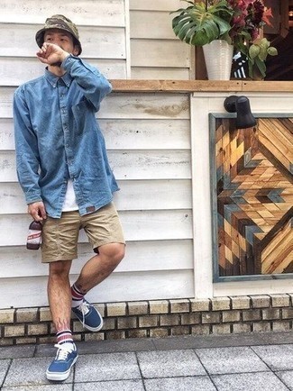 Как носить джинсовую рубашку с шортами мужчине