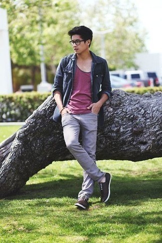 Как носить джинсовую рубашку с майкой мужчине