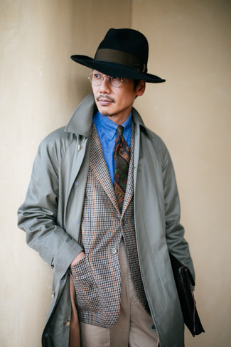 Как носить джинсовую рубашку с плащом мужчине