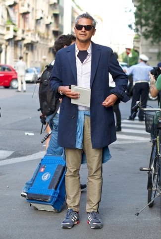 Как носить джинсовую рубашку с плащом мужчине