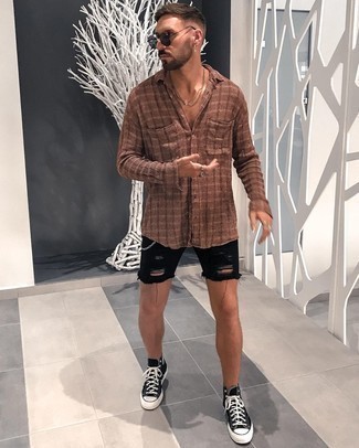 С чем носить джинсовые шорты мужчине в теплую погоду