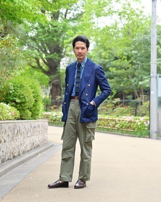 Как носить двубортный пиджак с брюками карго