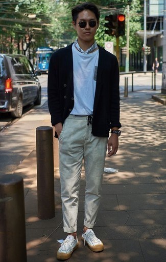 Как носить двубортный пиджак с низкими кедами мужчине