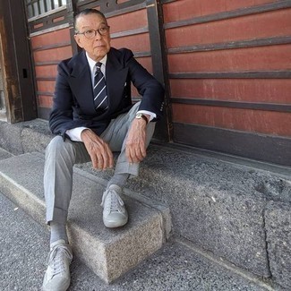 Как носить двубортный пиджак с низкими кедами мужчине