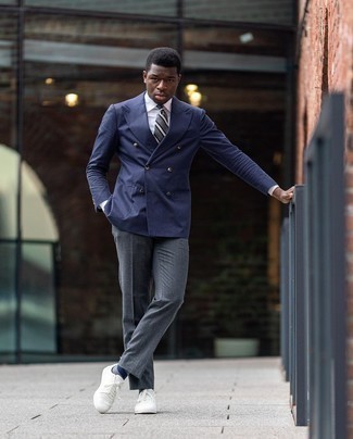 Как носить двубортный пиджак с низкими кедами мужчине