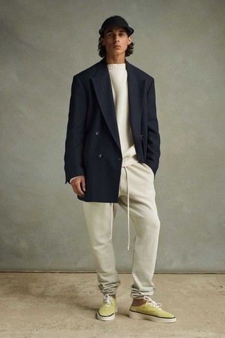 Как носить двубортный пиджак с низкими кедами мужчине