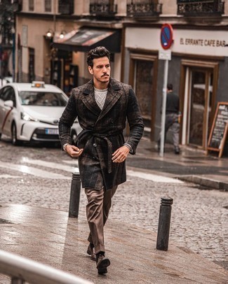 Как носить классические брюки с вязаным свитером мужчине