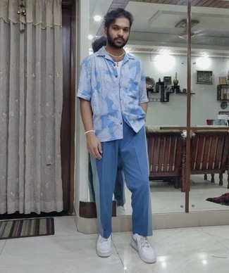 Как носить классические брюки с майкой мужчине