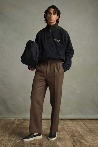 Как носить классические брюки с ветровкой мужчине