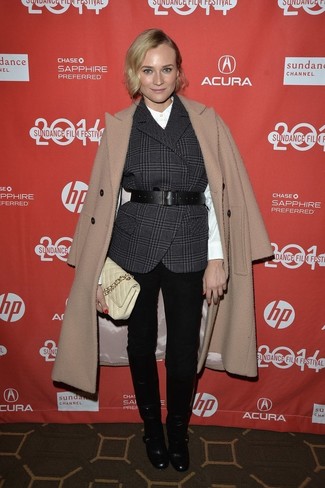 Как носить классическую рубашку с джинсами женщине