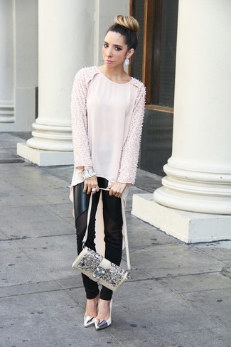 С чем носить кожаную сумку с украшением женщине