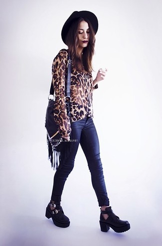 С чем носить кожаную сумку с украшением женщине