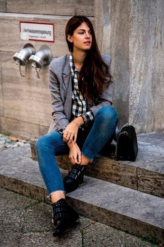 С чем носить кожаные ботинки с украшением женщине