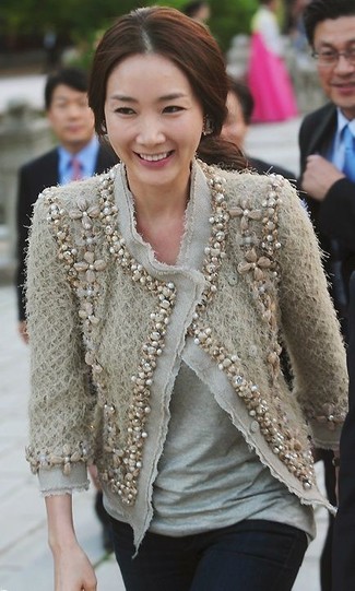 С чем носить верхнюю одежду с украшением женщине