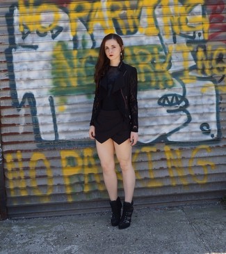 С чем носить замшевые ботильоны с украшением