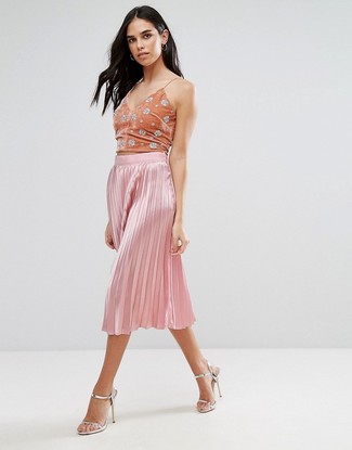 С чем носить футболку с украшением женщине