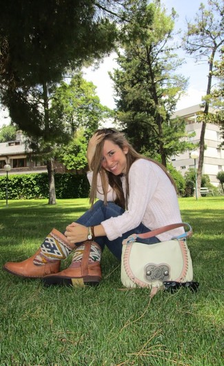 С чем носить ботинки с вышивкой женщине