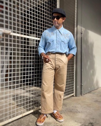 С чем носить рубашку с длинным рукавом из шамбре с вышивкой мужчине