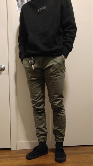 С чем носить худи с вышивкой мужчине