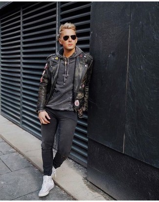 С чем носить кожаную косуху с вышивкой мужчине