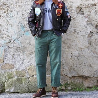 С чем носить кожаный бомбер с вышивкой мужчине