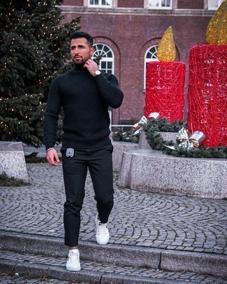 С чем носить кожаные низкие кеды с вышивкой мужчине