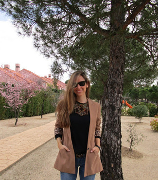 С чем носить колье с вышивкой