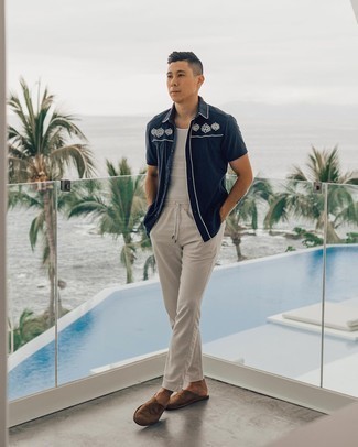 С чем носить рубашку с коротким рукавом с вышивкой мужчине