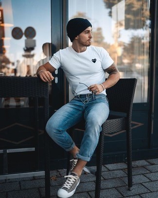 С чем носить футболку с вышивкой мужчине