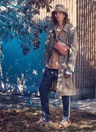 С чем носить поясную сумку мужчине