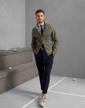 Как носить полевую куртку с низкими кедами